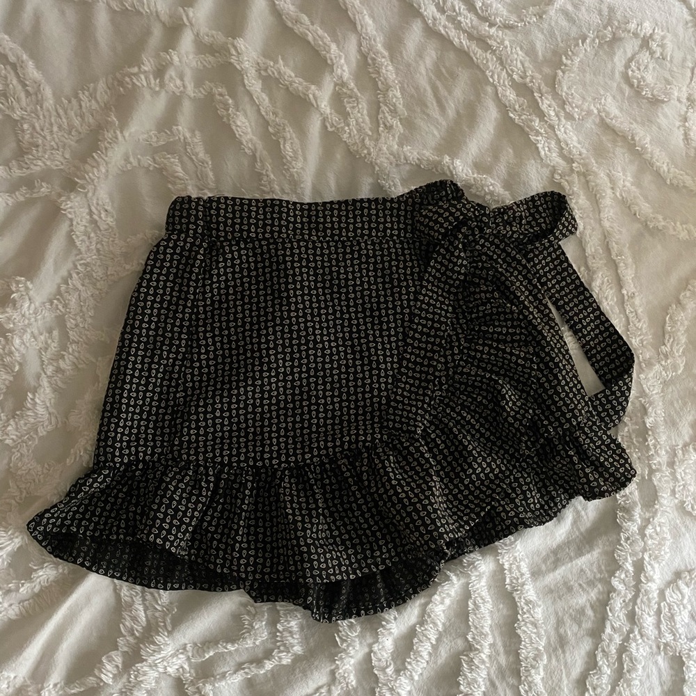 black patterned ruffle shorts